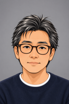 メガネをかけ、紺色のセーターを着た白髪交じりの短髪男性